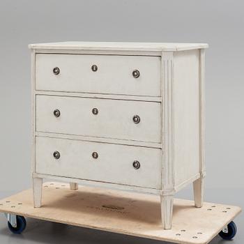 A first half of the 20th century painted Gustavian style chest of drawers.