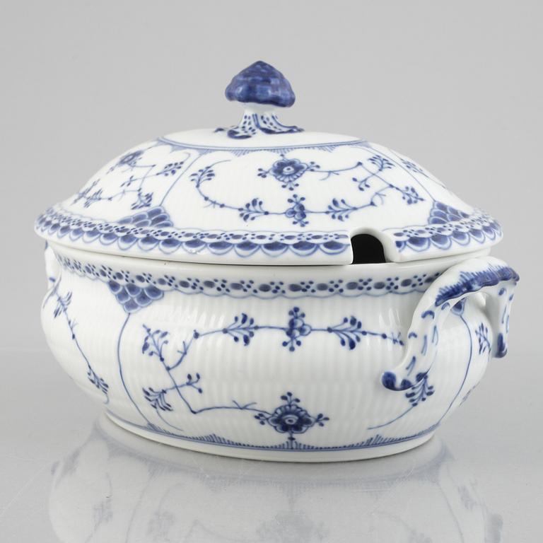 A 'Blue Fluted Half Lace' / 'Musselmalet' porcelain tureen with cover, Royal Copenhagen, model 594, 1898-1923.