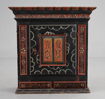 HÄNGSKÅP, allmoge, Järvsö, Hälsingland. 1800-talets första hälft.