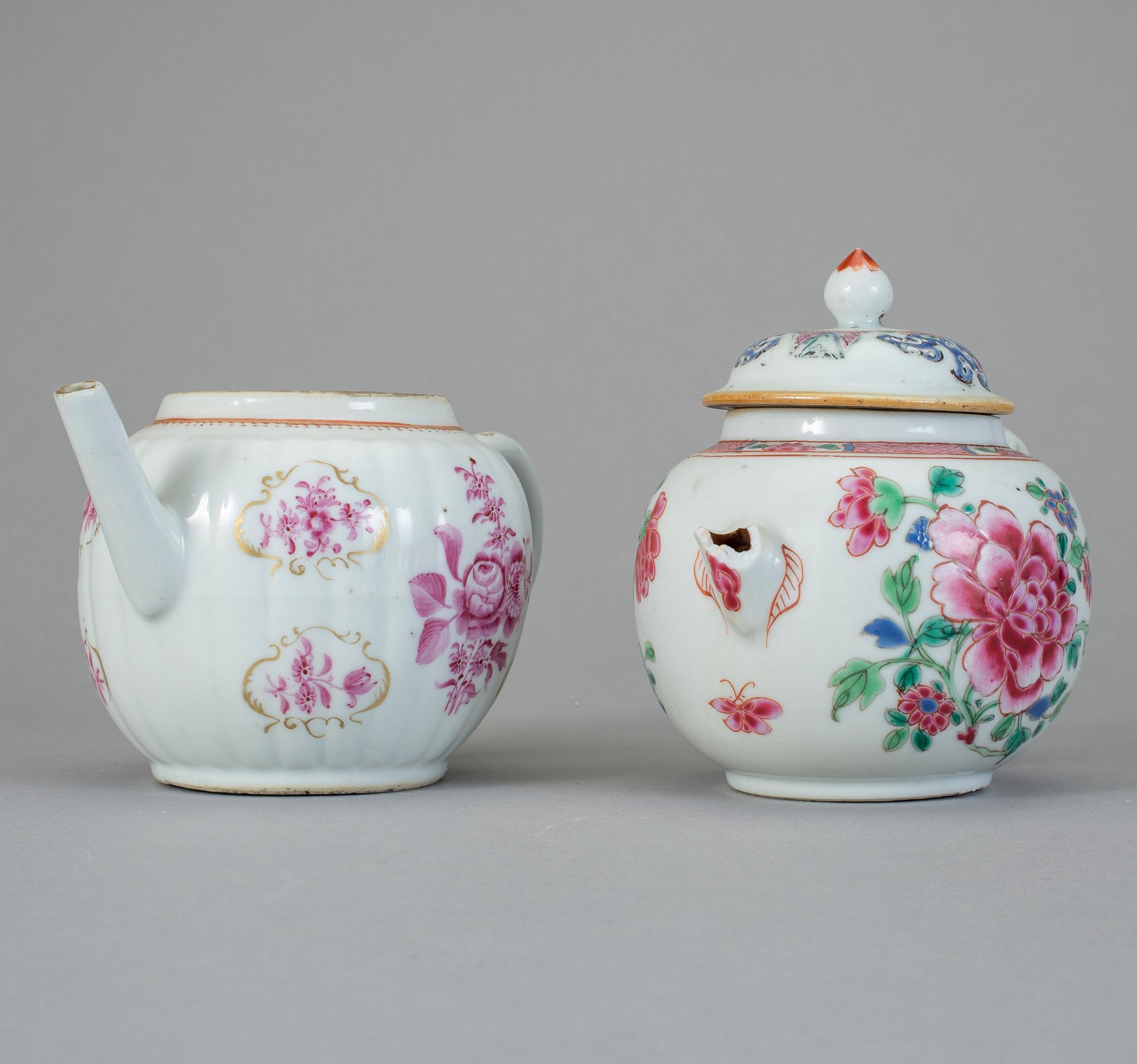 TEKANNOR, 2 st, porslin, Qingdynastin, Qianlong (1736-95).