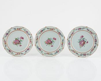 A set of seven famille rose dinner plates, Qing dynasty, Qianlong (1736-95).