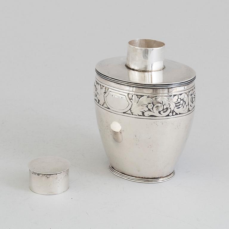 A Danish Art Nouveau silver tea caddy, maker's mark KOH, Copenhagen, 1913.