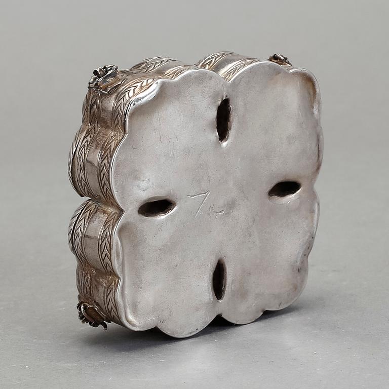 KRYDDKAR, silver. Förefaller ostämplat, 1800-tal. Vikt ca 103 gram.