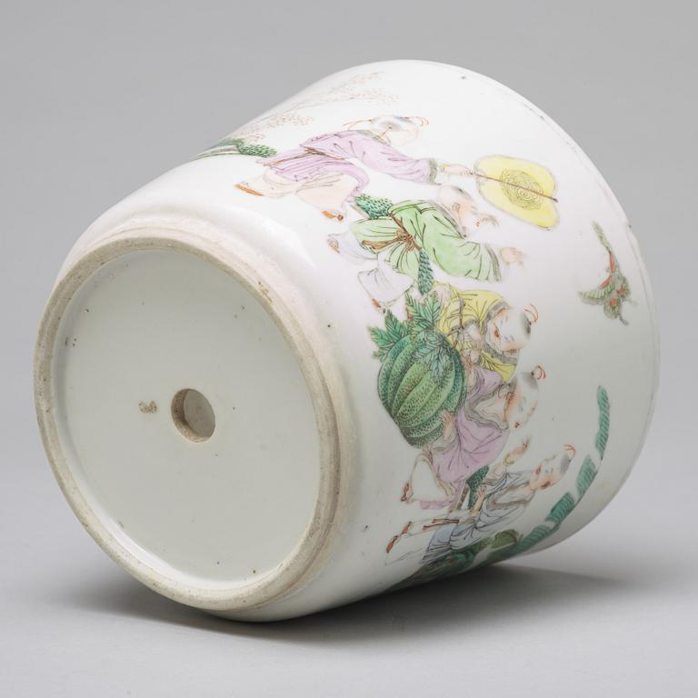 A Chinese famille rose pot, 20th century.