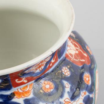 A dish and a pair of pots, porcelain, Japan, early 20th century.