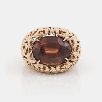 422A. A Tina Karlsson 18K gold ring set with a faceted zircon.