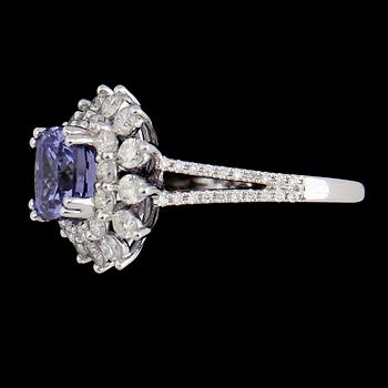 RING, 18K vitguld, diamanter tot ca 1.03 ct, tanzanit ca 2.45 ct.