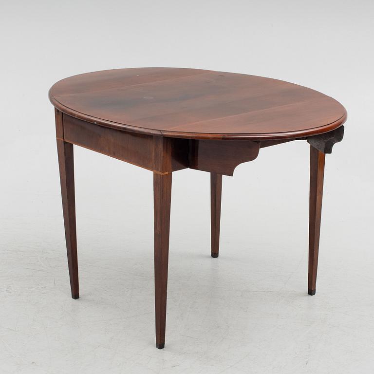 A Georgian mahogany Pembroke table, England, around 1800.