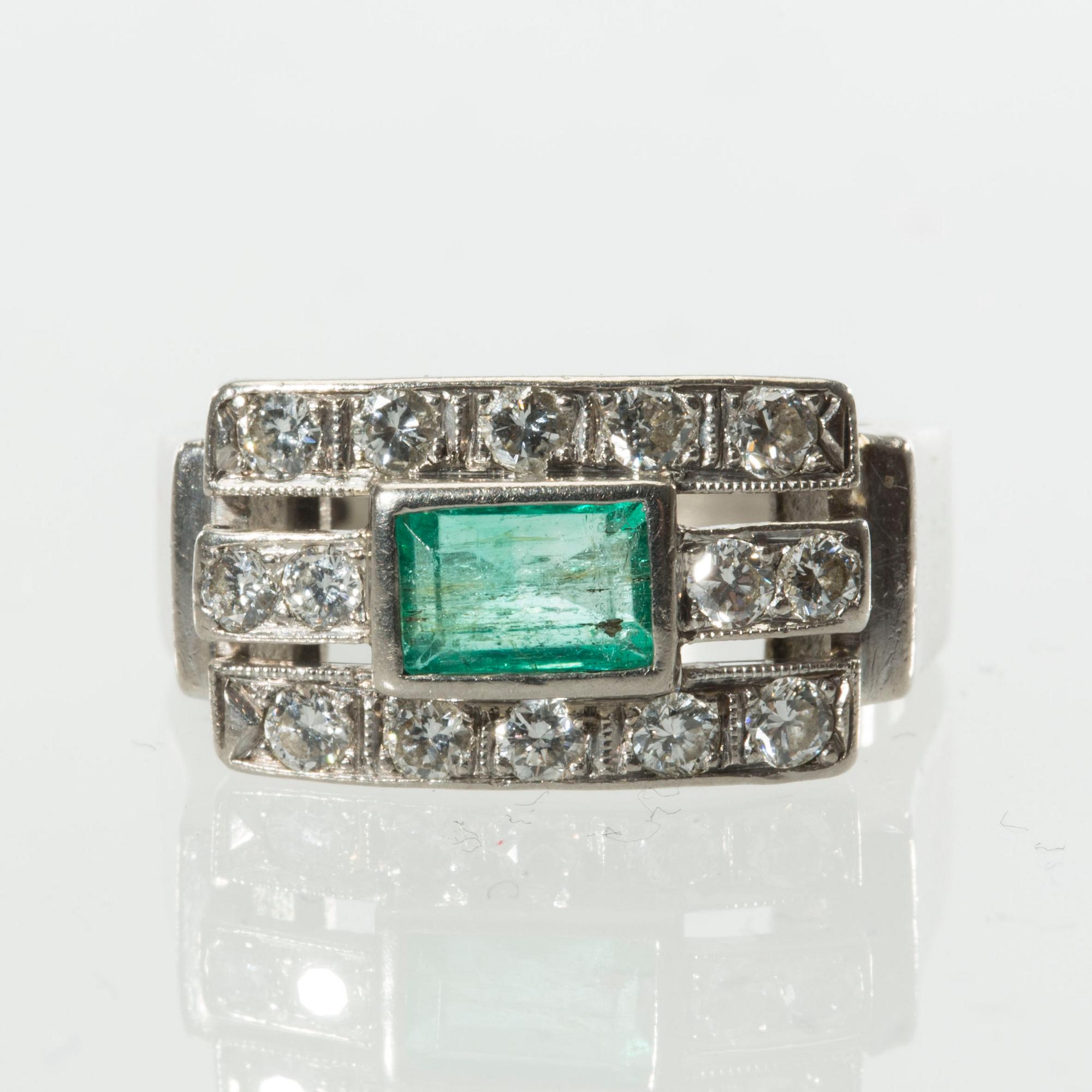 RING, 18 k vitguld med diamanter ca 0.50 ct samt smaragd ca 0.40 ct. Gunnar Fahlström, Stockholm, 1954. Vikt ca 9 g.