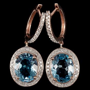 ÖRHÄNGEN, ett par 14k roséguld m blå topas tot ca 5ct och kransar av små briljantslipade diamanter. Tot vikt ca 5,2 g