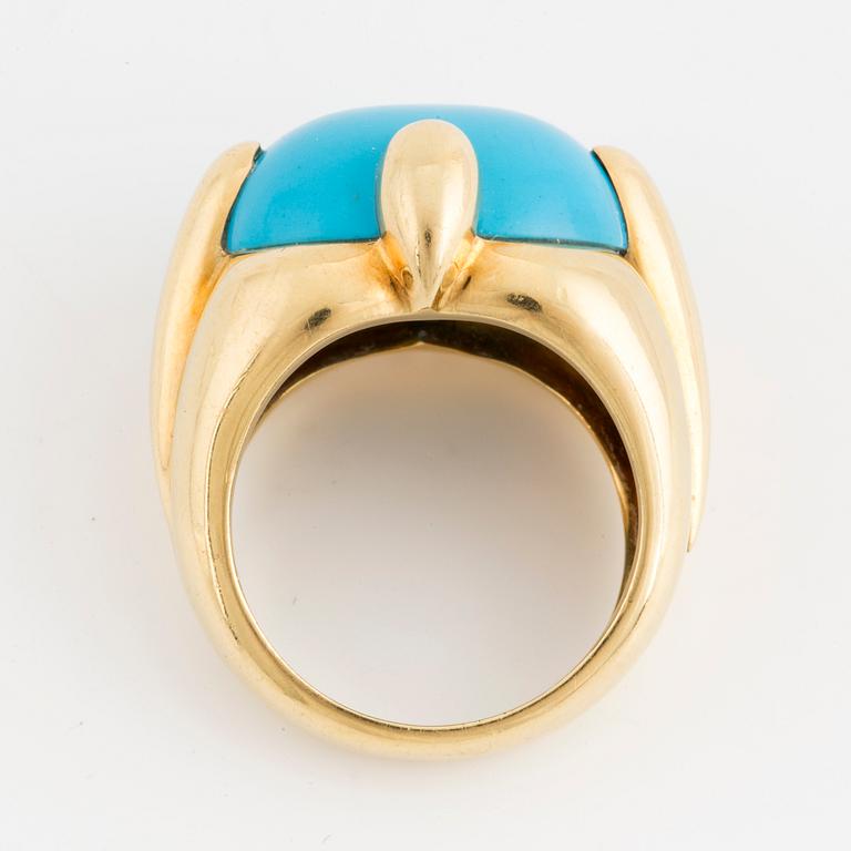 An 18K gold cabochon-cut turquoise ring.