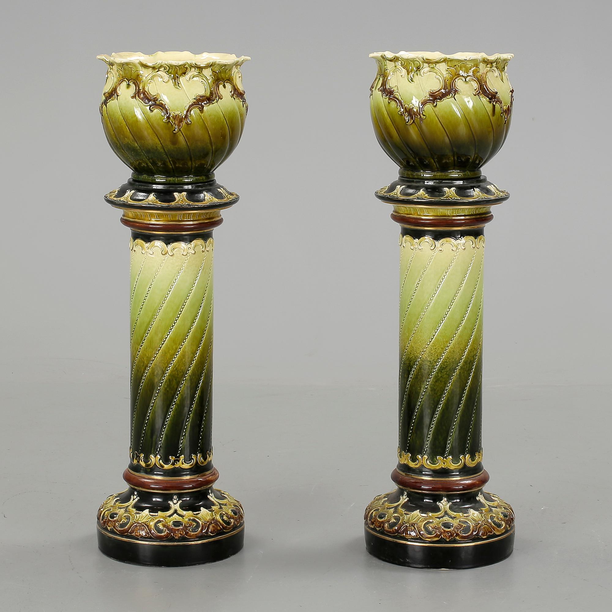 PIEDESTALER med URNOR, ett par, majolika, jugend, omkring 1900.