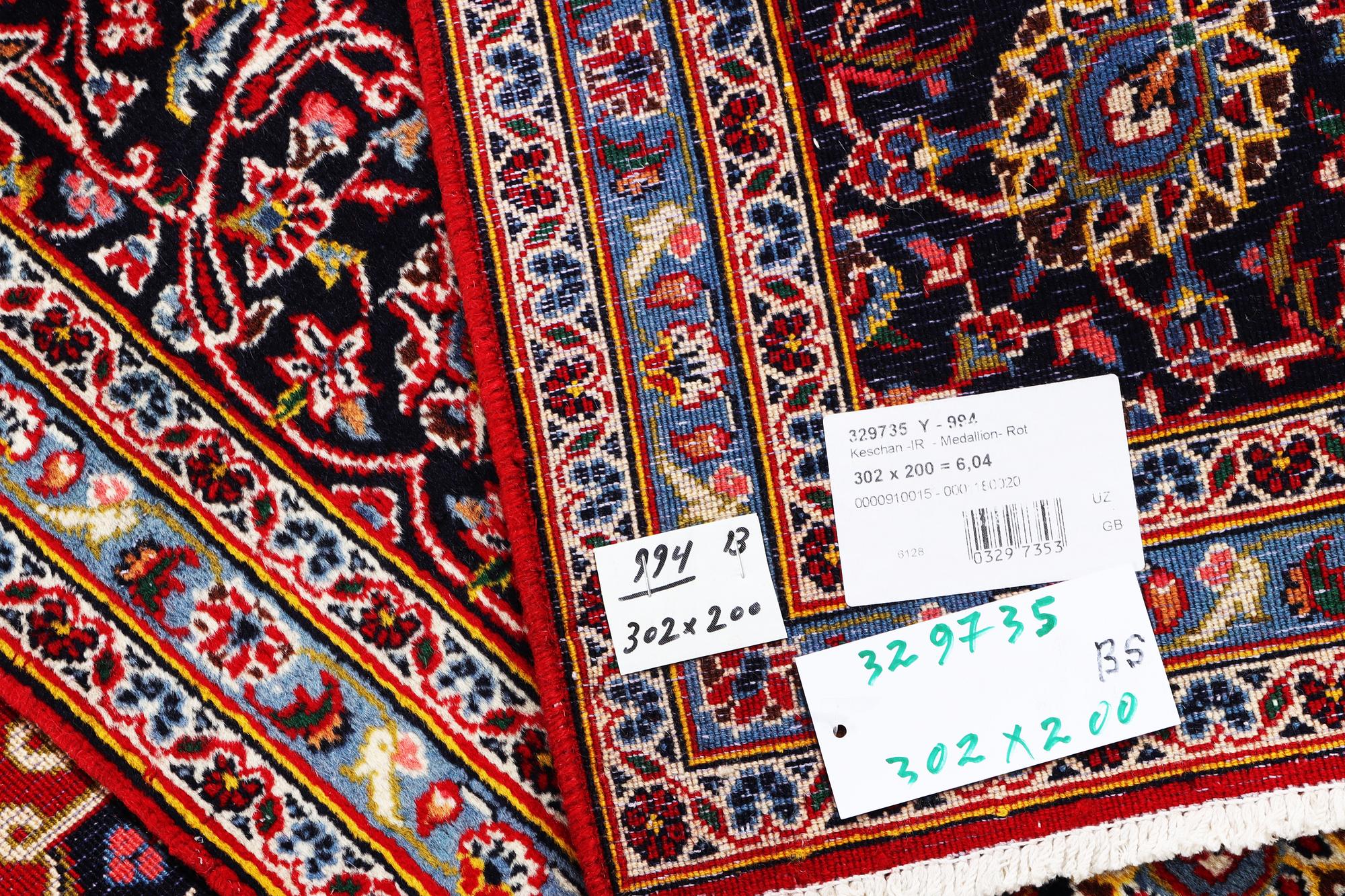 A Kashan carpet, c. 302 x 200 cm.