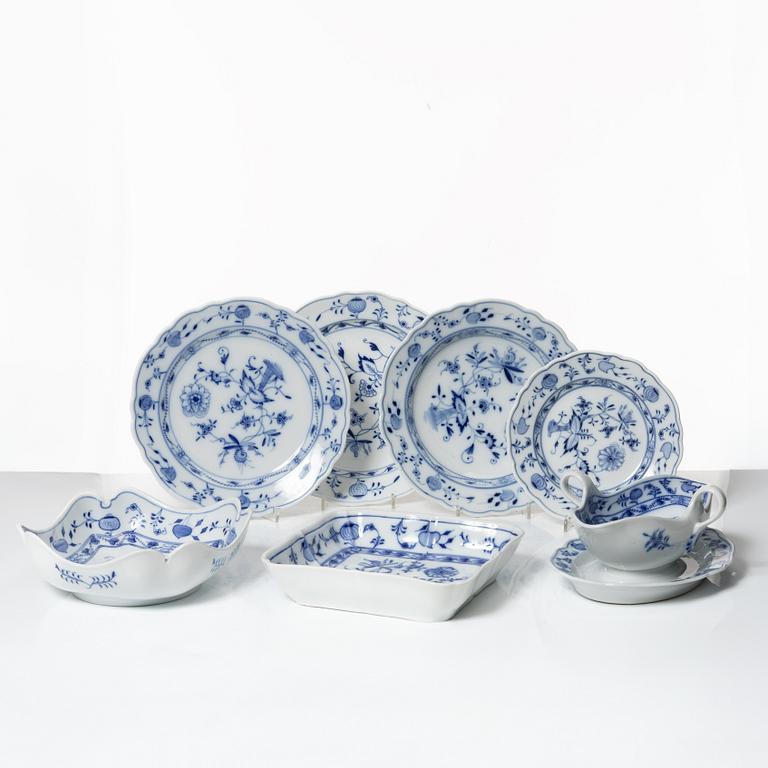 A 54-piece porcelain dinner service, 'Onion pattern/Zwiebelmuster', predominantly Meissenstadt, Tyskland.