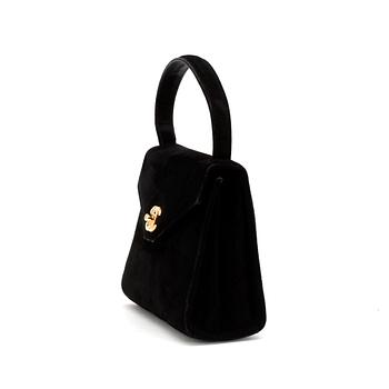 CHANEL, a black suede evningbag with a CC adorned lock.