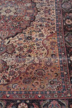 Matto, an antique Teheran probably, ca 317,5-319 x 206,5-215,5 cm.