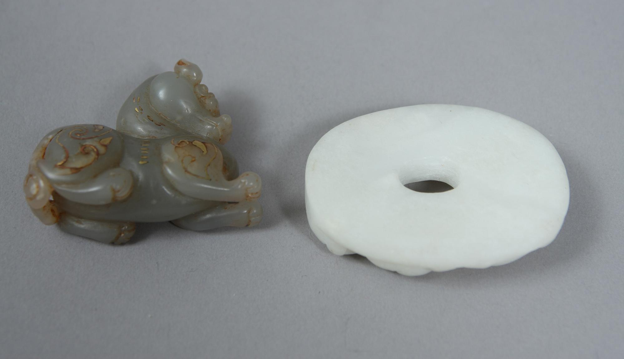 MEDALJONG samt FIGUR, jade, Kina 1800/1900-tal.