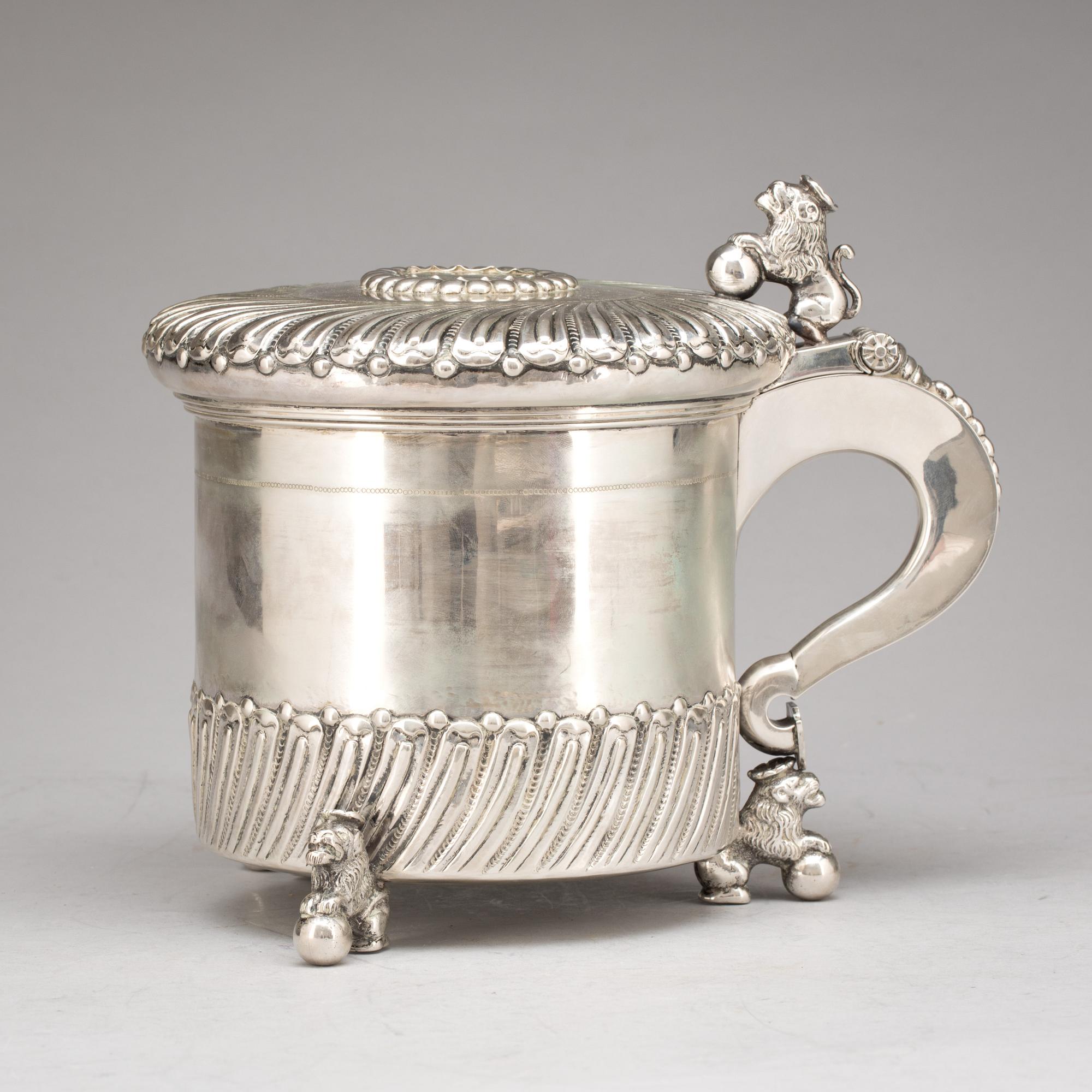 DRYCKESKANNA, silverhalt 830. Möjligen Danmark. Vikt ca 1218g.
