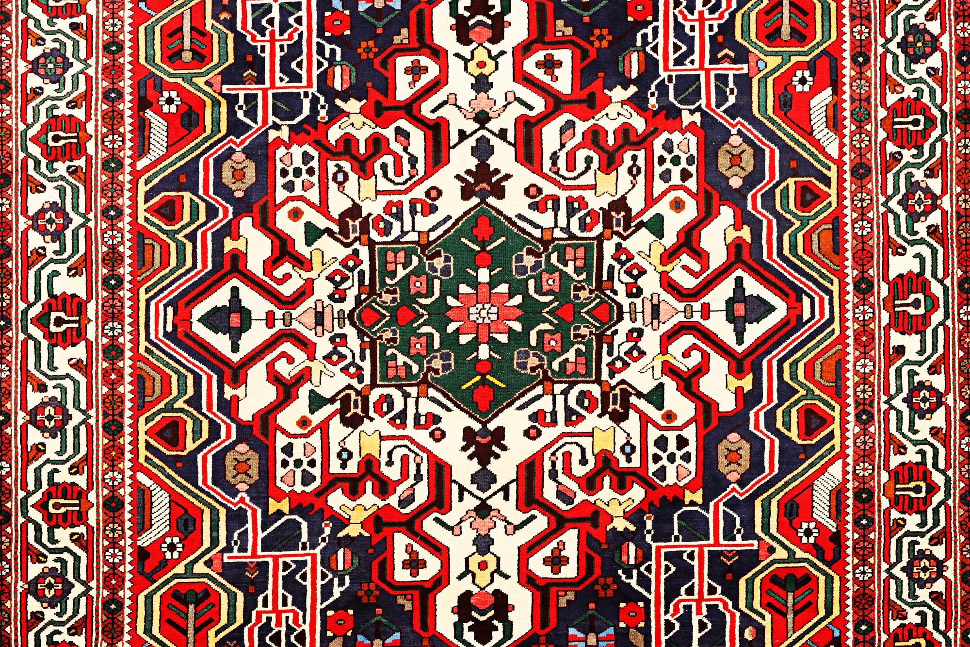 A Bakhtiari carpet a. 310 x 211 cm.