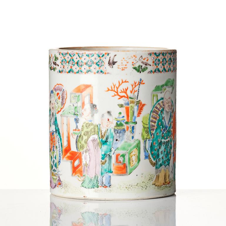 An enamelled brush pot, Qing dynasty, 19th century.