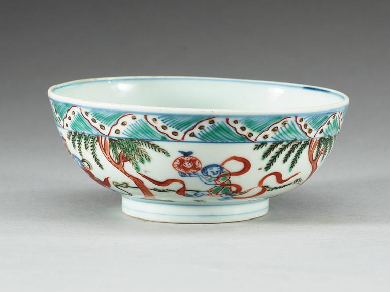 SKÅL, porslin. Ming dynastin, med Wanlis sex karaktärers märke och period (1573-1613).
