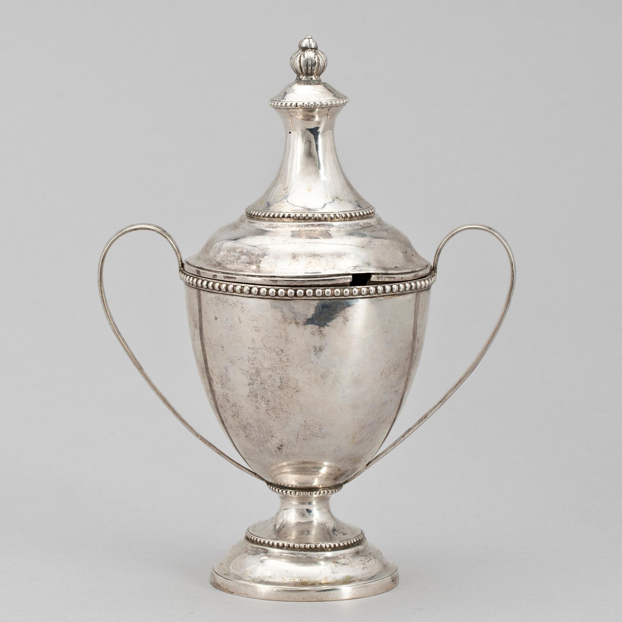 SOCKERSKÅL med LOCK, silver. Carl Fredrik Seseman, Arboga 1784. Vikt 360 gr.