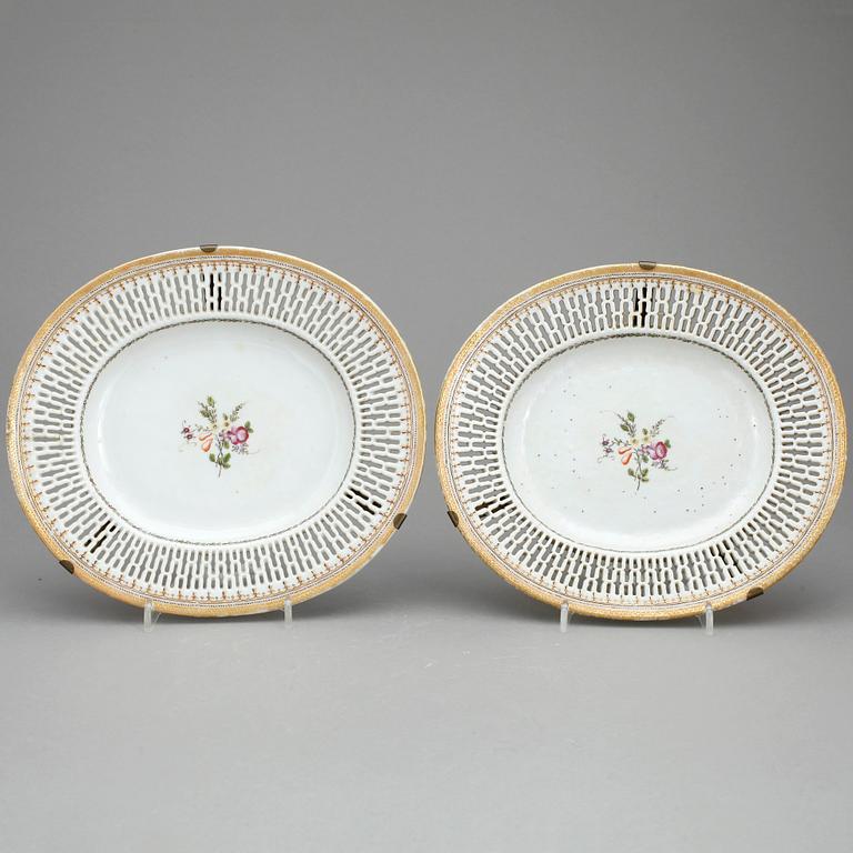 GALLERFAT, ett par, porslin, Kina, 1800-talets början.