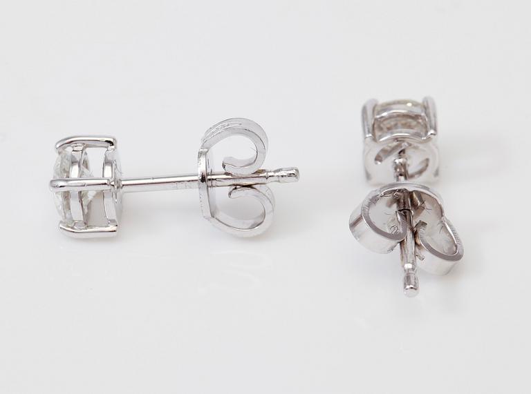 ÖRHÄNGEN, 1 par, solitära briljantslipade diamanter totalt ca 0,74 ct.