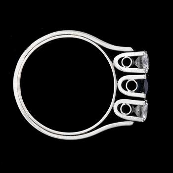 RING, 18k vitguld med briljantslipad safir ca0,50ct enl gravyr och diamanter tot ca0,70ct. Stockholm, 1977. Vikt 8,8g.