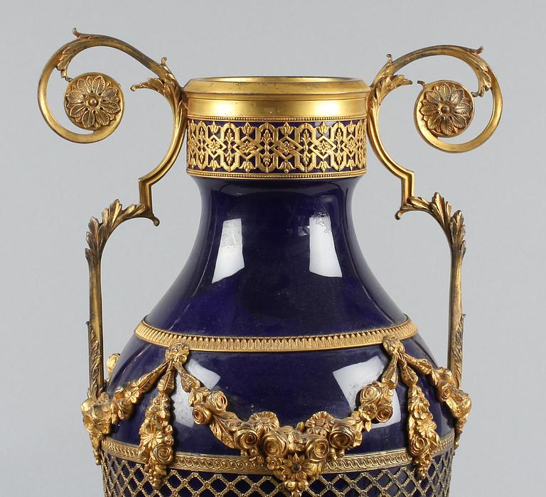 URNA, empire-stil, porslin, 1800-talets andra hälft.