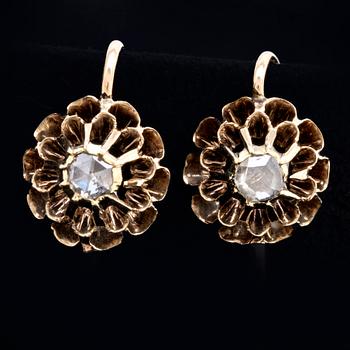 Earrings 14K gold 2 rose-cut Diamonds approx 0,15 ct in total, height approx 15 mm, hook fitting.