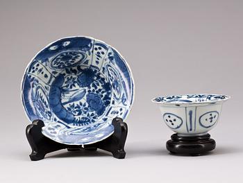 SKÅLAR, 2 st, Krakporslin, Kina, Ming (1368-1644).