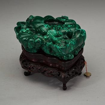 A malachite brush washer in the shape of lotus and lingzhi, Qing dynasty (1664-1912).