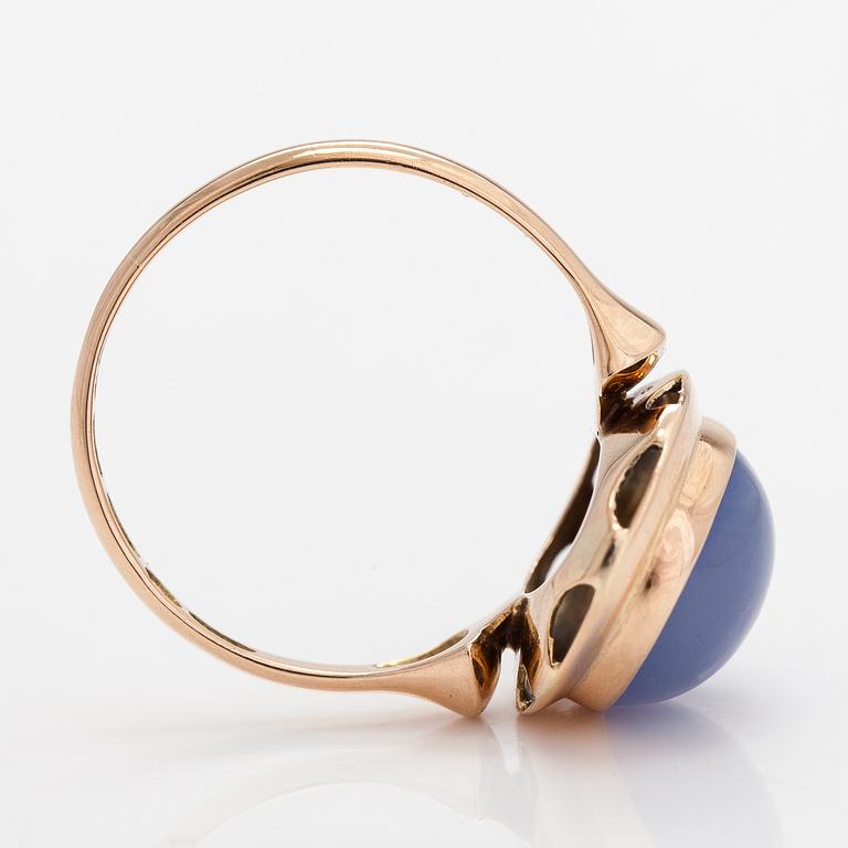 A 14K gold ring with a chalcedony. Korutuote, Helsinki 1957.
