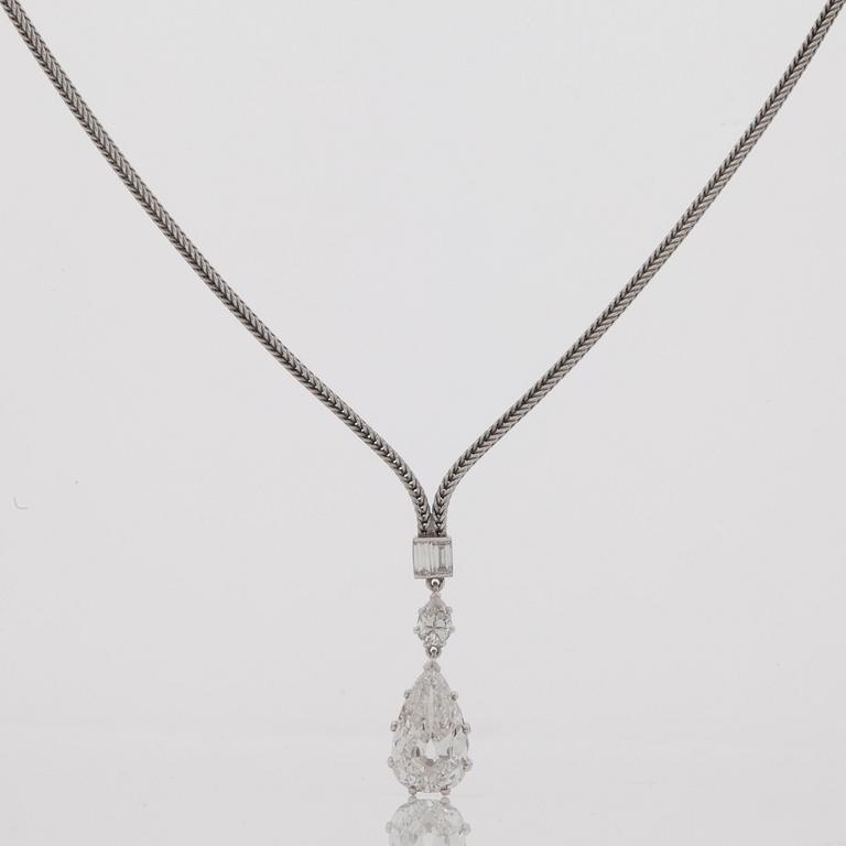COLLIER med droppformade diamanter, totalt ca 2.57 ct enligt uppgift samt mindre baguetteslipade diamanter.