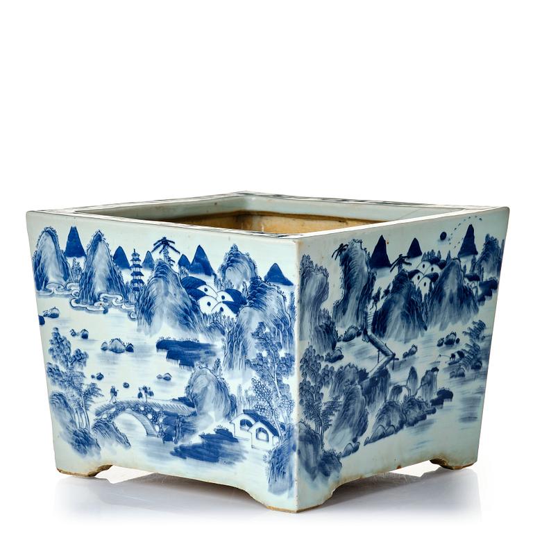 A blue and white flower pot, late Qing dynasty, circa 1900.
