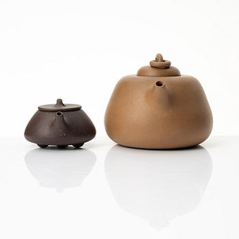 Two Chinese yixing teapots, 1980/90s.