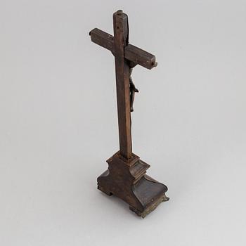 KRUCIFIX, mörkbetsat trä med inläggningar av mässing, 1700-tal.