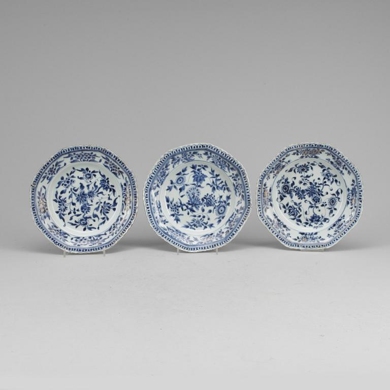 TALLRIKAR, 3 st, porslin, Kina, Kangxi, 1700-tal.