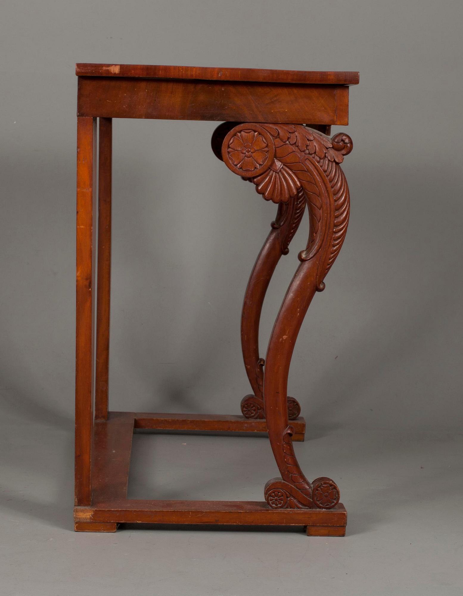 SPEGEL MED KONSOLBORD,  mahognyfanerad, Ryssland omkring 1830.