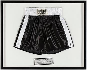 SHORTS, signerade av Muhammad Ali. Framställda i 1000 numrerade och signerade exemplar. 1990-tal.