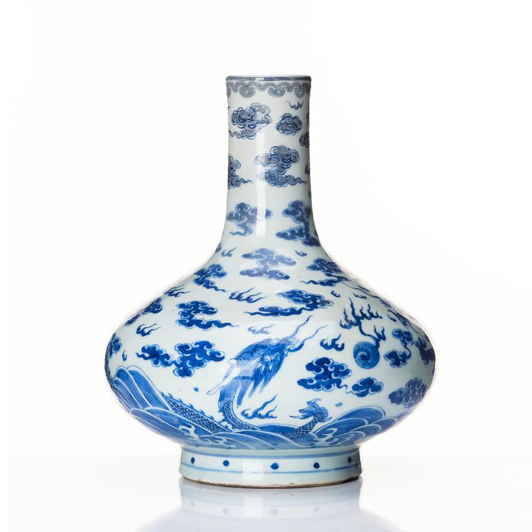 A blue and white vase, Qing dynasty, 19th Century.