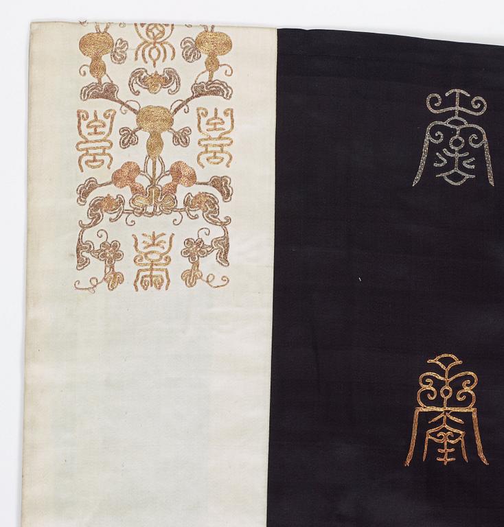 ROBE, silk. China late Qing. Height 112 cm.