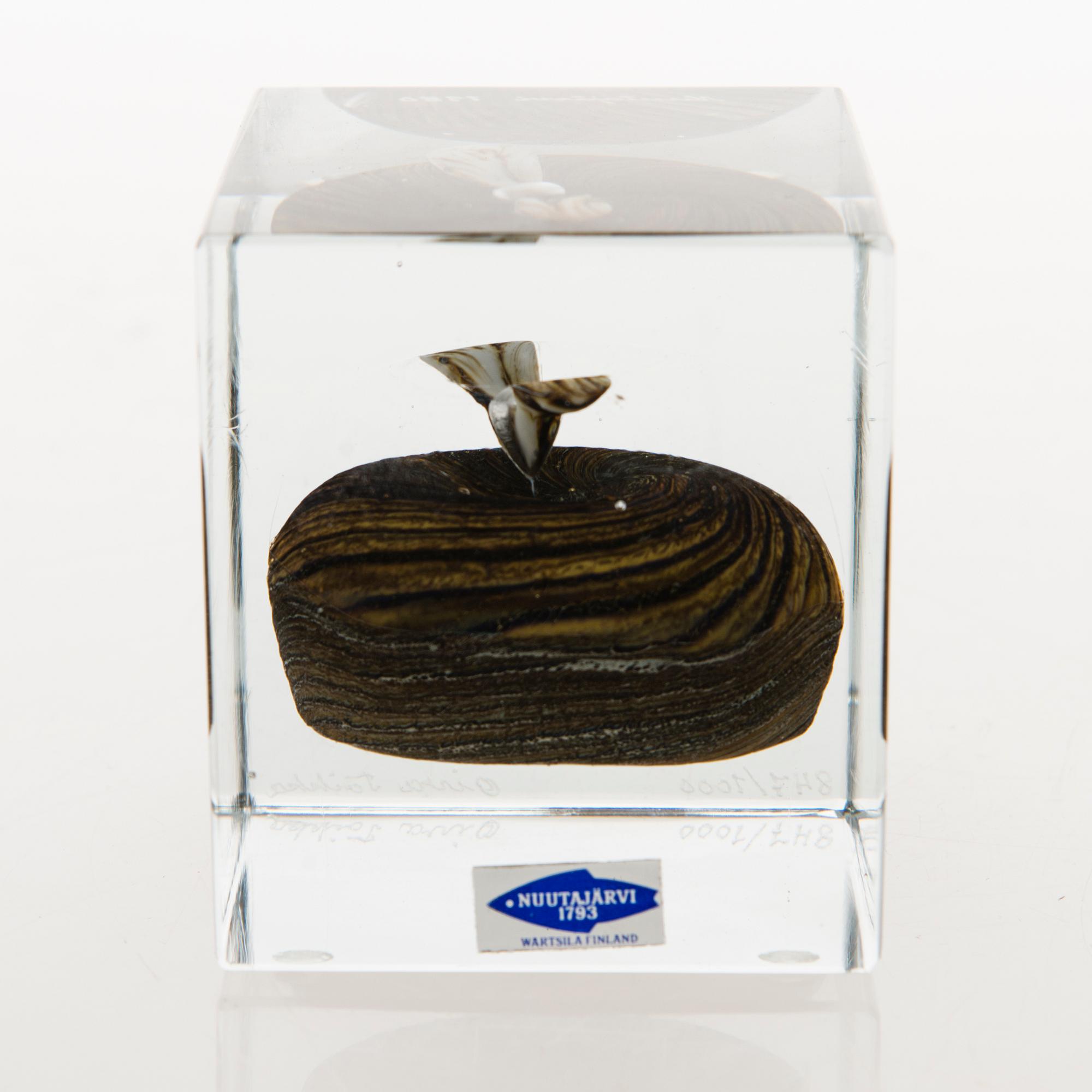 OIVA TOIKKA, A glass cube signed Oiva Toikka Nuutajärvi 1980 and numbered 847/1000.