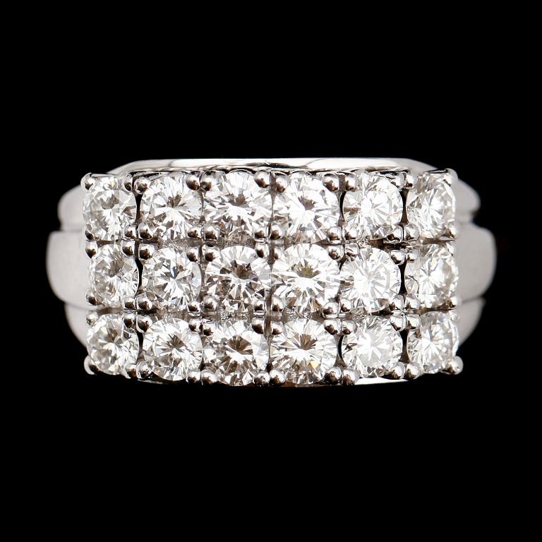 RING, 14 k vitguld, briljantslipade diamanter, totalt ca 3.0 ct.