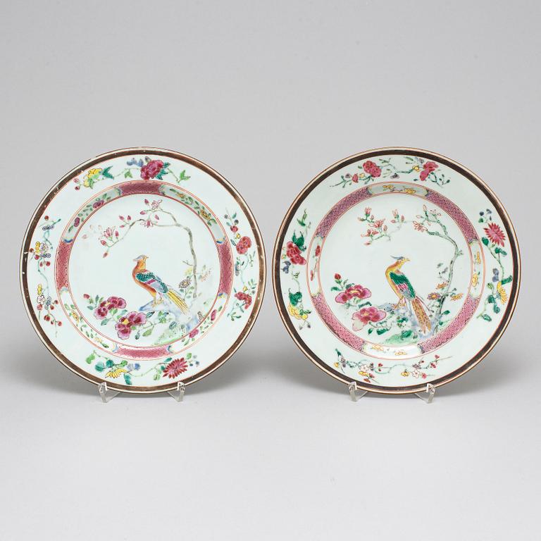 A pair of famille rose plates, Qing dynasty, early 18th century.