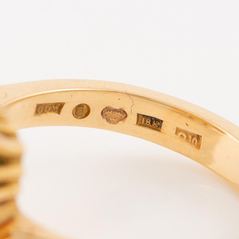 Ring, cocktailring, 18K guld med smaragdslipad smaragd och briljantslipade diamanter.