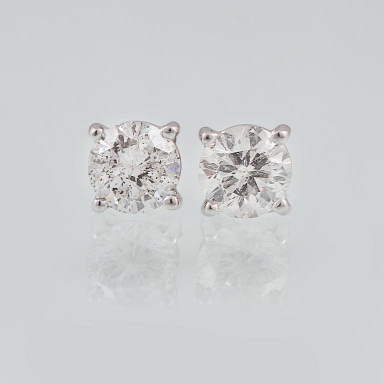 ÖRHÄNGEN, 18K vitguld med briljantslipade diamanter ca 0.81 ct. Vikt 1,6 gram.