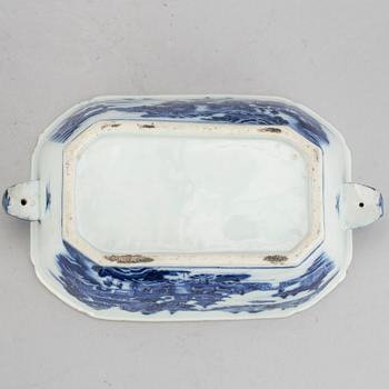 SMÖRTERRIN, porslin, Qingdynastin, Qianlong (1736-95).