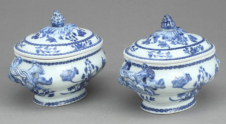 SMÖRTERRINER, ett par, porslin, Kina, Qingdynastin, (1736-1795).